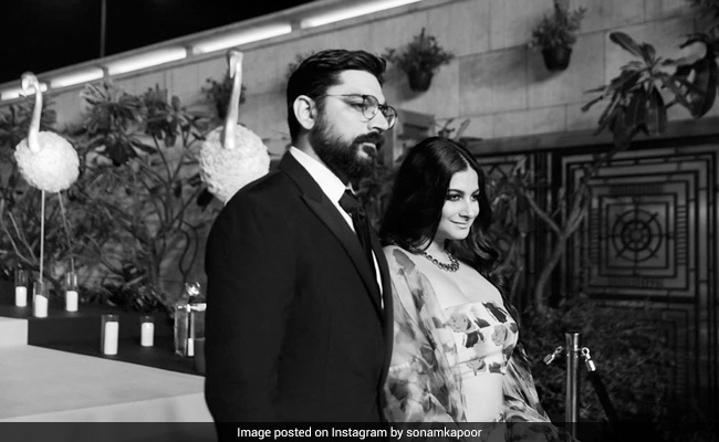 Sonam Kapoor Was Missing Rhea Kapoor And Karan Boolani. So, She Did This