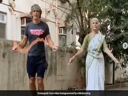 81 साल की मां के साथ रस्सी कूदते हुए आए नजर मिलिंद सोमन, Video देख लोगों ने कहा- ''आपकी मॉम को हमारा सलाम'' 81 साल की मां के साथ रस्सी कूदते हुए आए नजर मिलिंद सोमन, Video देख लोगों ने कहा- ''आपकी मॉम को हमारा सलाम''