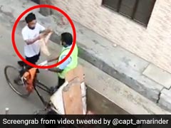 लॉकडाउन में सड़क पर आया सफाई कर्मचारी तो लोगों ने की फूलों की बारिश, पहनाई नोटों की माला... देखें Video