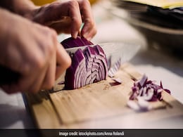 बिना आंसू आए जल्दी और आसानी से काटना चाहते हैं प्याज? इस TikTok यूजर के पास है जबरदस्त ट्रिक बिना आंसू आए जल्दी और आसानी से काटना चाहते हैं प्याज? इस TikTok यूजर के पास है जबरदस्त ट्रिक