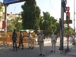 दिल्ली के कंटेन्मेंट इलाकों में स्थितियां अलग, सख्त पहरों और कड़े सवालों के बीच जिंदगी जी रहे हैं लोग दिल्ली के कंटेन्मेंट इलाकों में स्थितियां अलग, सख्त पहरों और कड़े सवालों के बीच जिंदगी जी रहे हैं लोग