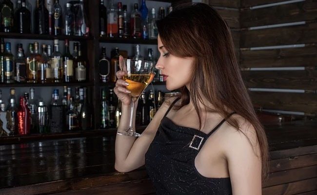4 Signs That Tell You That Your Lockdown Drinking Is Becoming A Problem