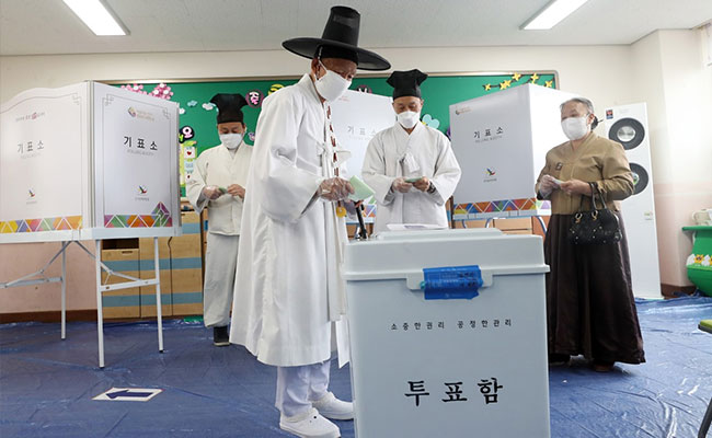 Election Body Takes Note Of How South Korea Held Poll Amid Virus Outbreak