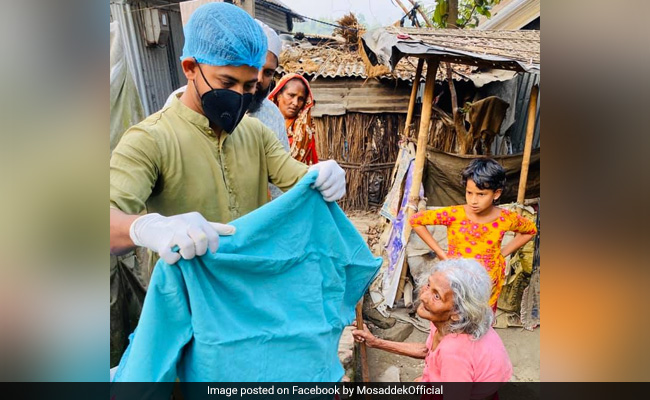 कोरोना के खिलाफ लड़ाई में गरीबों की मदद के लिए आगे आया यह क्रिकेटर, घर-घर जाकर बांट रहा है राहत सामग्री