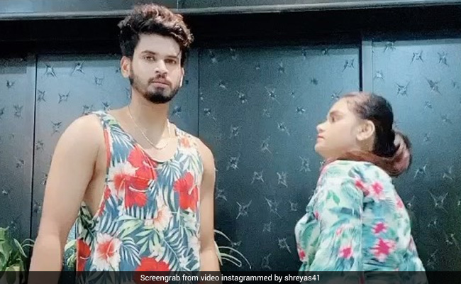 बहन से मार खाते हुए श्रेयस अय्यर ने शेयर किया वीडियो, तो धवन ने दिया ऐसा रिएक्शन, बोले- मुंह पर पाउडर लगाए हो..Video