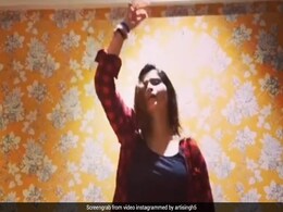 आरती सिंह ने बादशाह के गाने 'गेंदा फूल' पर इस अंदाज में किया डांस, वायरल हुआ Video आरती सिंह ने बादशाह के गाने 'गेंदा फूल' पर इस अंदाज में किया डांस, वायरल हुआ Video