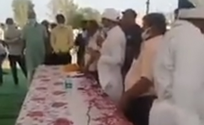 राजस्थान : बुजुर्ग महिला ने मोदी को बताया गहलोत से बेहतर तो राशन बांटते कांग्रेस MLA बोले- राशन छोड़ जाओ, दीया जलाओ