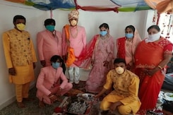 इंदौर में दूल्हा-दुल्हन ने मास्क लगाकर लगाए फेरे इंदौर में दूल्हा-दुल्हन ने मास्क लगाकर लगाए फेरे