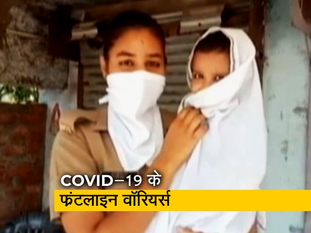 एक साल की बच्ची के साथ ड्यूटी निभा रही पुलिस कॉन्स्टेबल