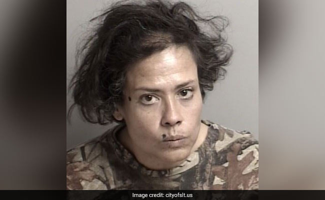 कोरोनावायरस: सुपरमार्केट गई महिला ने वहां रखा 1 लाख रुपये से ज्यादा का सामान चाटा और फिर...