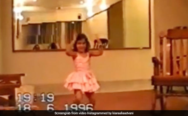 भरतनाट्यम करने की कोशिश कर रही बच्ची आज है बॉलीवुड की सुपरस्टार, लगातार दे रहीं हिट फिल्में- देखें Video