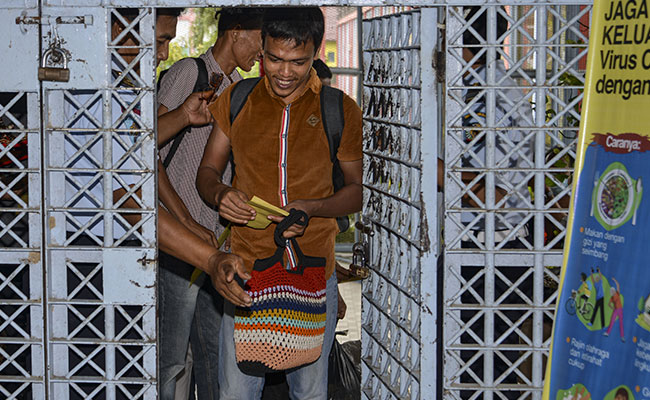 Indonesian Inmates Cheer Early Release Over Coronavirus Fears In Dance Video