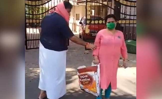 धर्म की वजह से डिलिवरी बॉय से ग्रॉसरी लेने से शख्स का इनकार, पुलिस ने किया गिरफ्तार तो एक्टर बोले- इसके लिए सैल्यूट...