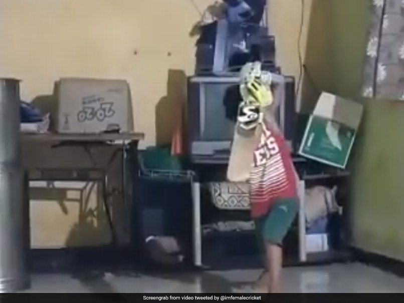 Watch: RCB Director Mike Hesson Mesmerised By 6-Year-Old Indian Girl's Batting Skills
