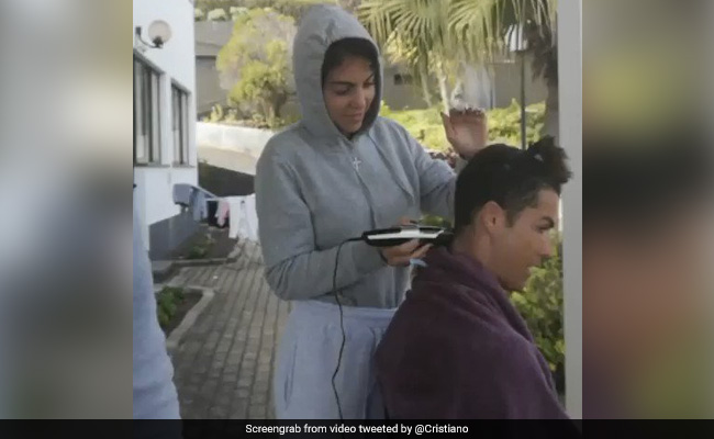 कोहली के बाद फुटबॉलर क्रिस्टियानो रोनाल्डो ने गर्लफ्रेंड से कटवाए बाल,&nbsp;VIDEO शेयर कर बोले, स्टाइलिश रहो..&nbsp;