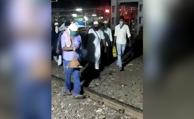 कोरोना संकट के बीच इंसानियत की जीत: मुस्लिम पड़ोसियों ने हिंदू बुजुर्ग का करवाया अंतिम संस्कार, खुद बनाई अर्थी और दिया कंधा