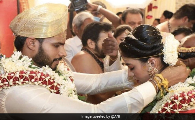 रवीना टंडन ने लॉकडाउन के बीच एचडी कुमारस्‍वामी के बेटे की भव्य शादी पर यूं दिया रिएक्शन