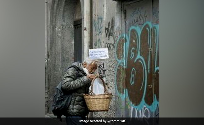 गरीबों की मदद के लिए लोगों ने घर की बालकनी से टोकरी में खाना रखकर लटकाया, देखिए तस्वीरें