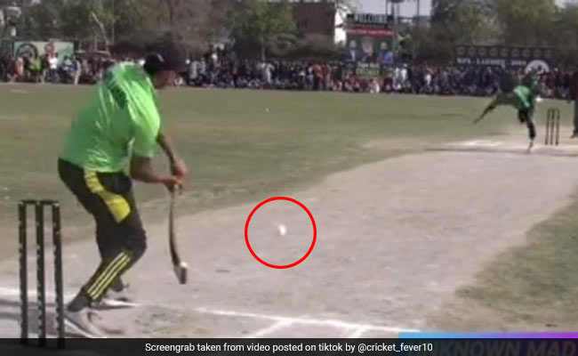 TikTok Viral Video: बल्लेबाज ने आंख बंद करके मारा ऐसा 'Rocket शॉट', देखते ही सिर खुजाने लगा गेंदबाज...