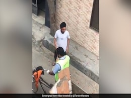 Viral Video: गली-मुहल्लों से गुजरे सफाईकर्मी, तो लोगों ने छत पर खड़े होकर खूब बरसाए फूल Viral Video: गली-मुहल्लों से गुजरे सफाईकर्मी, तो लोगों ने छत पर खड़े होकर खूब बरसाए फूल