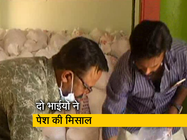 Lockdown: जरूरतमंदों की मदद के लिए इन दो भाईयों ने अपनी जमीन बेच डाली