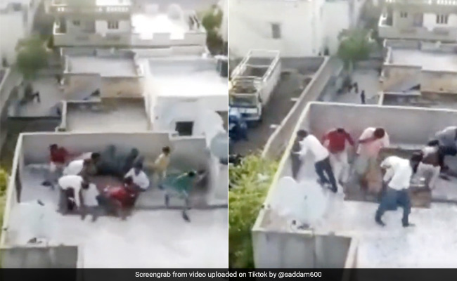 TikTok Viral Video: लॉकडाउन में छत पर पत्ते खेल रहे थे लोग, ऊपर से आया पुलिस का ड्रोन और फिर...