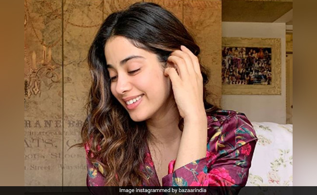 जाह्नवी कपूर ने घर पर किया मैगजीन के लिए शूट, अपने 'पांडा' के साथ पजामें आईं नजर तो बहन बनीं फोटोग्राफर... देखें Photos