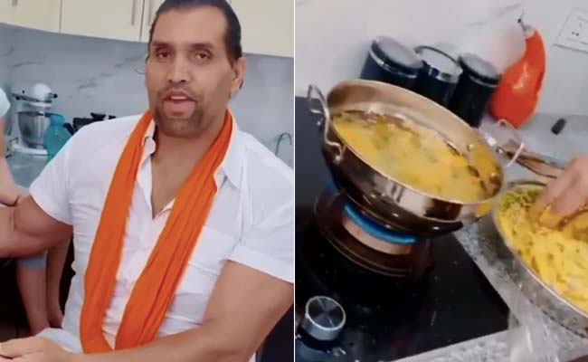 'द ग्रेट खली' ने लॉकडाउन के दौरान घर में तले पकौड़े, बोले- बैठे-बैठे कुछ हो ही नहीं रहा, इसलिए... देखें Video 'द ग्रेट खली' ने लॉकडाउन के दौरान घर में तले पकौड़े, बोले- बैठे-बैठे कुछ हो ही नहीं रहा, इसलिए... देखें Video