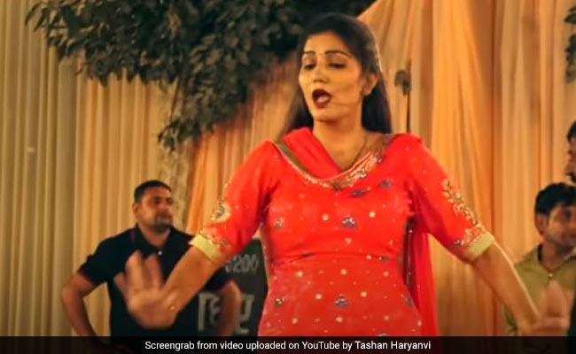 सपना चौधरी का डांस देखने उमड़ी लोगों की भीड़, देसी क्वीन ने स्टेज पर यूं बिखेरा जलवा- देखें Video