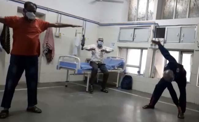 जज़्बे को सलाम : कोरोना पॉज़िटिव होने के बावजूद दिल्ली पुलिस के ये जवान कर रहे योग और कसरत - देखें Video