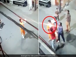 दिये की जगह मुंह से आग उगल रहा था शख्स, अचानक लगी शरीर में आग और फिर... देखें Viral Video दिये की जगह मुंह से आग उगल रहा था शख्स, अचानक लगी शरीर में आग और फिर... देखें Viral Video