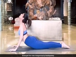 शिल्पा शेट्टी ने सूर्य नमस्कार करते हुए शेयर किया वीडियो, दिए Easy Exercise Tips शिल्पा शेट्टी ने सूर्य नमस्कार करते हुए शेयर किया वीडियो, दिए Easy Exercise Tips