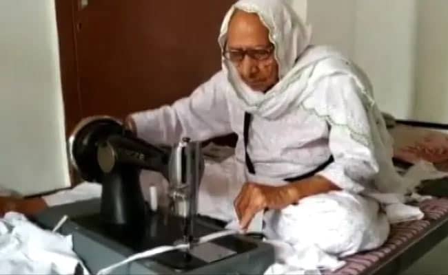 Age And Blurry Vision Fail To Stop 98-Year-Old From Punjab From Stitching Mask For People In Need Age And Blurry Vision Fail To Stop 98-Year-Old From Punjab From Stitching Mask For People In Need