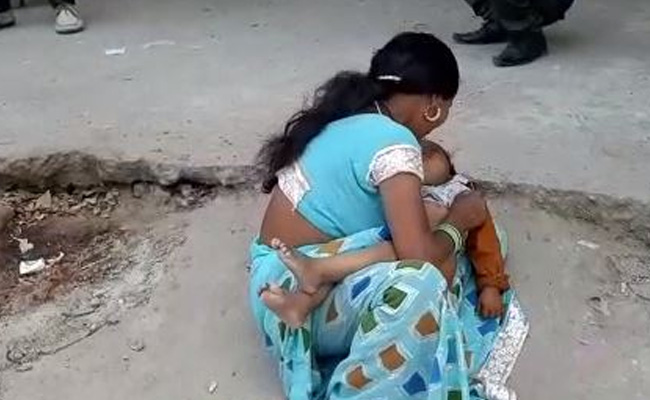 Woman Walks With Body Of 3-Year-Old Son After She Didn't Get Ambulance