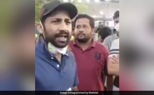 Sarfaraz Ahmed enthralls with beautiful Naat recitation road during coronavirus Sarfaraz Ahmed enthralls with beautiful Naat recitation road during coronavirus