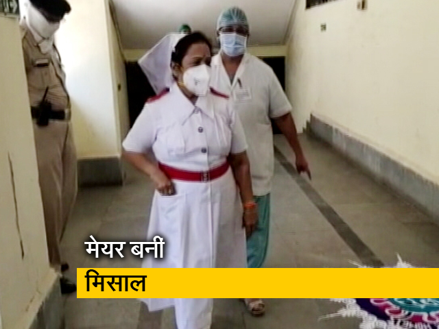 नर्स की यूनिफॉम में अस्पताल पहुंच मेयर ने स्वास्थ्यकर्मियों का बढ़ाया हौसला