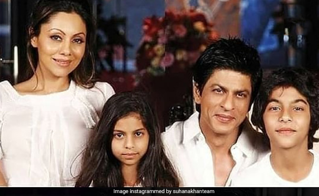 This Throwback Pic Of Shah Rukh Khan With Gauri, Suhana And Aryan Is Going Crazy Viral