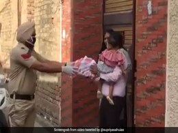 लॉकडाउन के बीच पुलिस वाले ने इस खास अंदाज में मनाया बच्ची का पहला बर्थडे, देखिए वीडियो लॉकडाउन के बीच पुलिस वाले ने इस खास अंदाज में मनाया बच्ची का पहला बर्थडे, देखिए वीडियो
