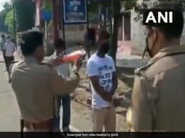 Video: लाठियों, उठक-बैठक और मुर्गा बनाने से भी नहीं माने तो पुलिस अब उतार रही है आरती Video: लाठियों, उठक-बैठक और मुर्गा बनाने से भी नहीं माने तो पुलिस अब उतार रही है आरती