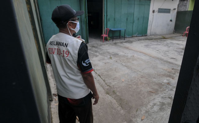 Indonesia Locks Up Coronavirus Quarantine Violators In "Haunted House"