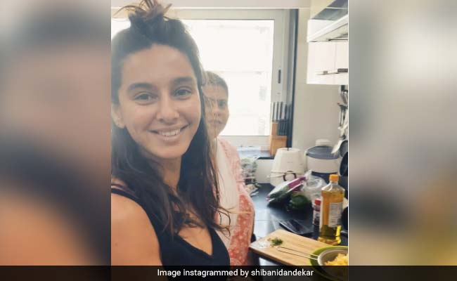 फरहान अख्तर बने कैमरामैन तो गर्लफ्रेंड ने बनाया पास्ता, Video शेयर कर बोलीं- हजार बार बनाया फिर भी...