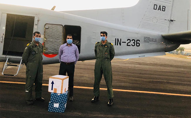नेवी की मदद से गोवा पहुंचाई गई कोरोना की जांच किट और एक एक्सपर्ट डॉक्टर