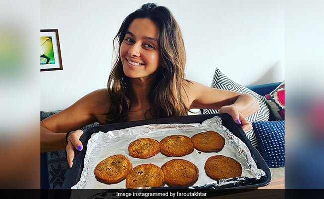 This Cute Chef Baked Some Healthy Cookies For Farhan Akhtar After "2 Batches Of C**p"
