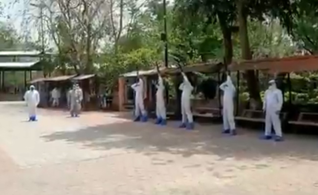 इंदौर में कोरोना से जंग लड़ रहे पुलिस इंस्पेक्टर ने तोड़ा दम, पुलिसकर्मियों ने कुछ ऐसे दी श्रद्धांजलि, देखिए VIDEO