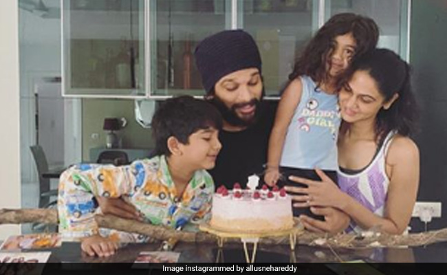 Allu Arjun Cuts Birthday Cake With Wife Sneha And Kids Ayaan, Arha ...