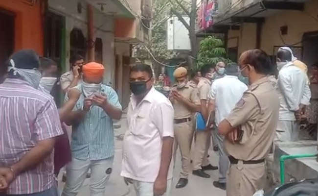 लॉकडाउन में छत पर बैठकर शराब पी रहे थे लड़के, पड़ोसी ने की श‍िकायत तो कर दी हत्या, वारदात CCTV में कैद