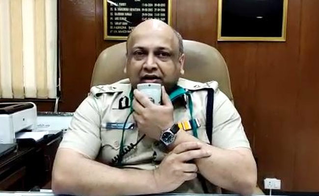 Coronavirus: कोरोनावायरस का खौफ, इंदौर में पुलिसकर्मी सिर मुंडवाकर लगा रहे हैं सैनिटाइजर!