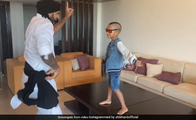 Coronavirus lockdown: बेटे जोरावर ने पापा से कहा- डैडी कूल-कूल, तो धवन बोले मेरा बेटा फूल-फूल..देखिए Video