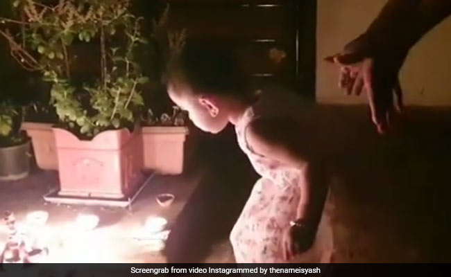 KGF स्टार यश की बेटी दीये को लगाने वाली थी हाथ, तभी एक्टर ने खींचा पीछे और फिर...देखें Video