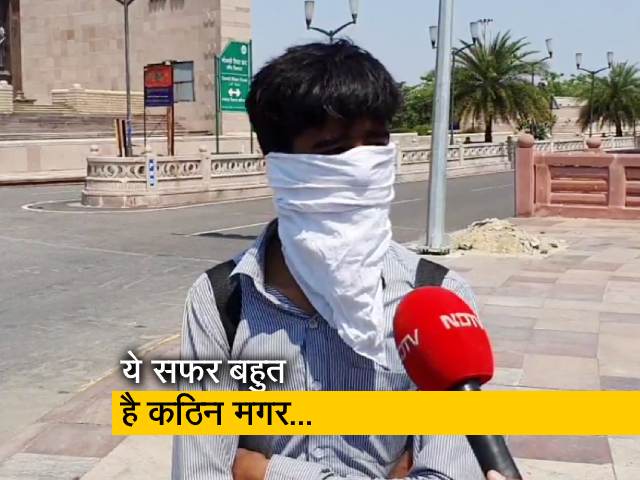 Coronavirus: लॉकडाउन में पैदल ही घर के सफर पर निकले छात्र
